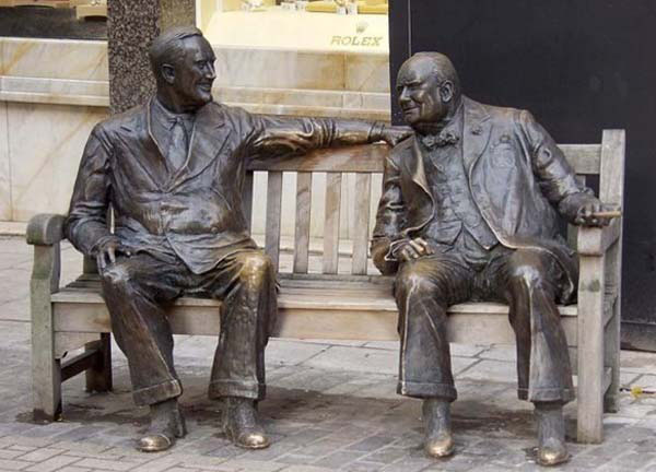Čerčil a Rúsvelt na lavičke - socha bez Stalina
