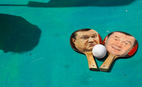 За какое место Запад держит Януковича