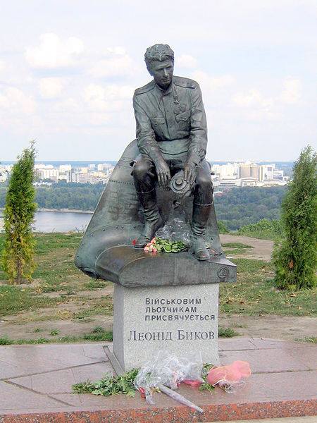 Правосеки хотят снести памятник актёру Леониду Быкову в образе капитана Титаренко.
