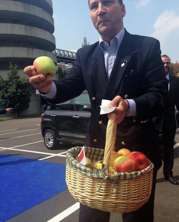 Глава МИД Польши раздавал в Милане "те самые" яблоки