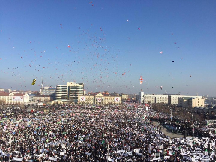На манифестации в Грозном собралось свыше 800 тыс. человек