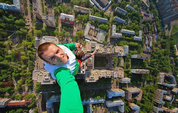 http://politikus.ru/uploads/posts/2015-06/1433764579_hanging-russian-selfie-10.jpg