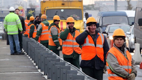 Путин и Медведев поздравили работников дорожного хозяйства