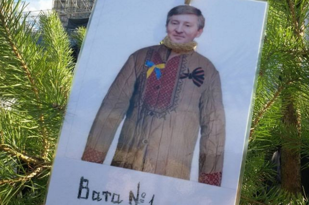 В Киеве националисты установили ёлку-«виселицу» для политиков