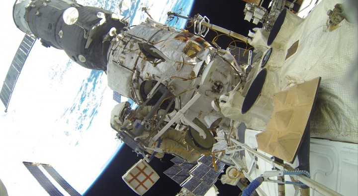 Сергей Волков опубликовал фотографии выхода в открытый космос на МКС