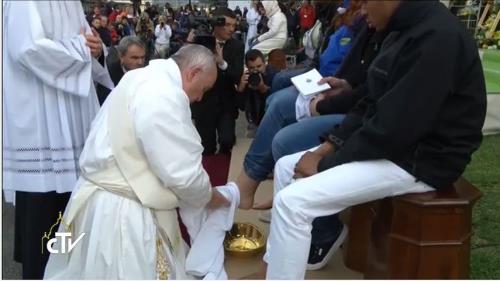 Папа римский в Великий четверг омыл и поцеловал ноги 11 беженцам