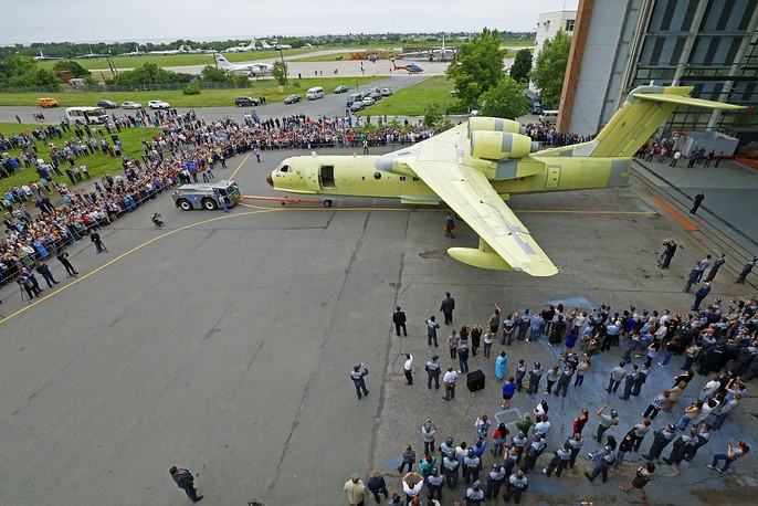 Первый серийный самолет-амфибия Бе-200ЧС собран в Таганроге