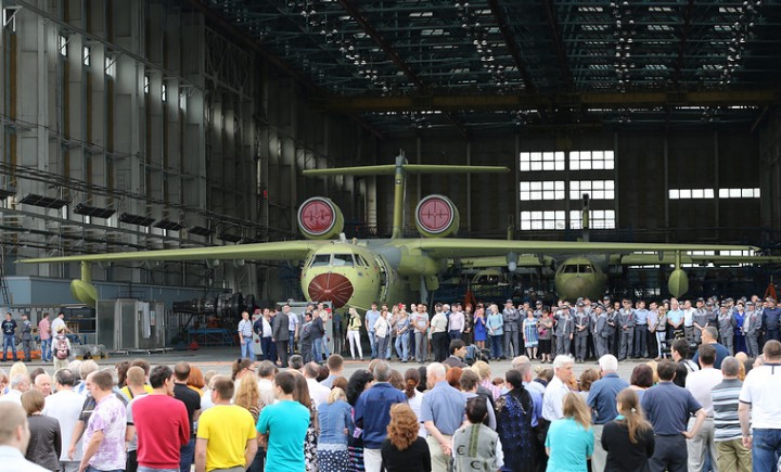 Первый серийный самолет-амфибия Бе-200ЧС собран в Таганроге