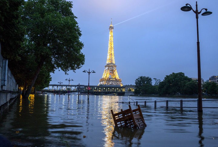 Франция за 4 дня до Евро-2016: наводнение, протесты, забастовки и угроза терактов