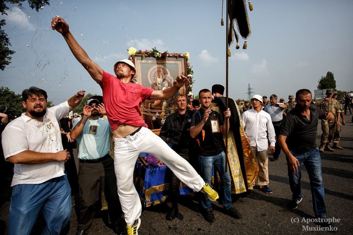Крестный ход на Украине. Христиане защищают икону