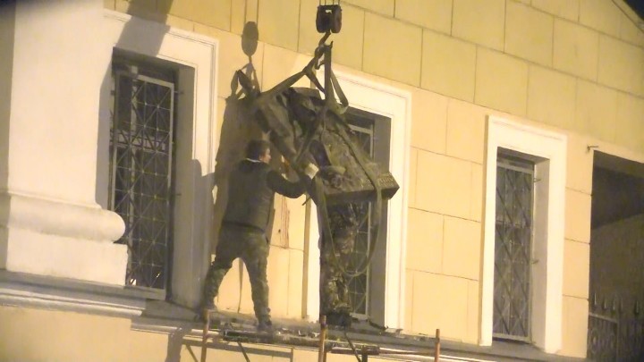 В Петербурге демонтировали памятную доску генералу Маннергейму