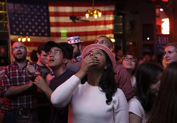 От надежды до слез: как менялись лица сторонников Клинтон — фоторепортаж