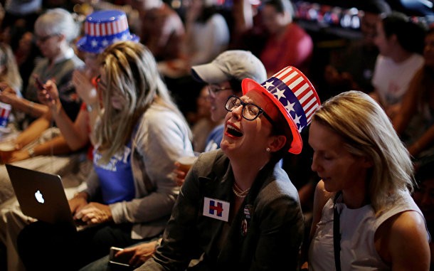 От надежды до слез: как менялись лица сторонников Клинтон — фоторепортаж