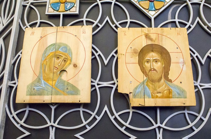 В драбинковском храме появились «иконы» из АТО, сделанные на ящиках из-под патронов