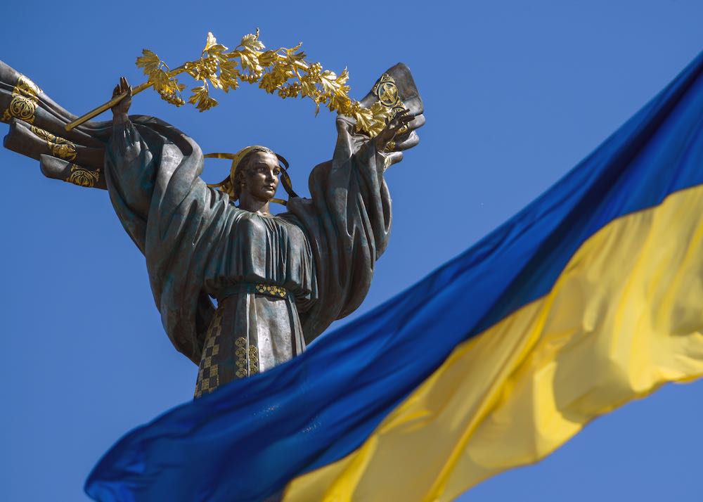 Шпионаж или распил? Зачем Киеву центры административных услуг на границе с Крымом?