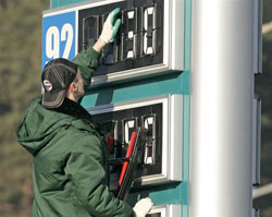Медведев распорядился контролировать цены на бензин