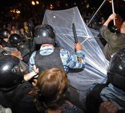 Полиция снова прогнала оппозицию с «Баррикадной»