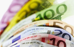Испания и Греция обрушили курс евро