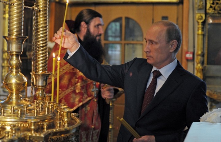 Путин в храме поставил свечки за тех, кто пострадал, защищая людей в Новороссии