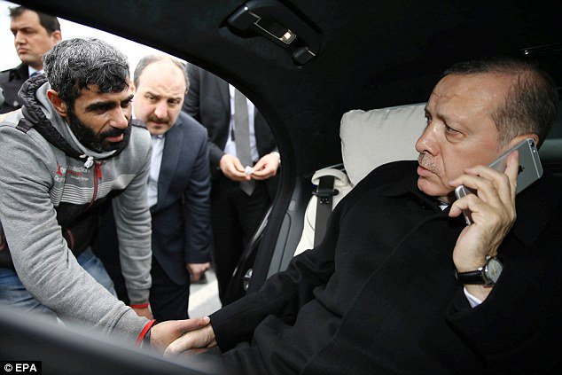 Турецкая комедия: Эрдоган спас собиравшегося спрыгнуть с моста самоубийцу
