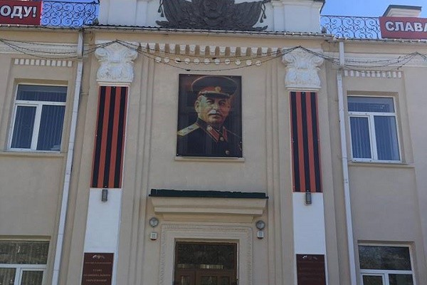 На Кубани здание администрации Белореченского района к 9 мая украсили портретом Сталина