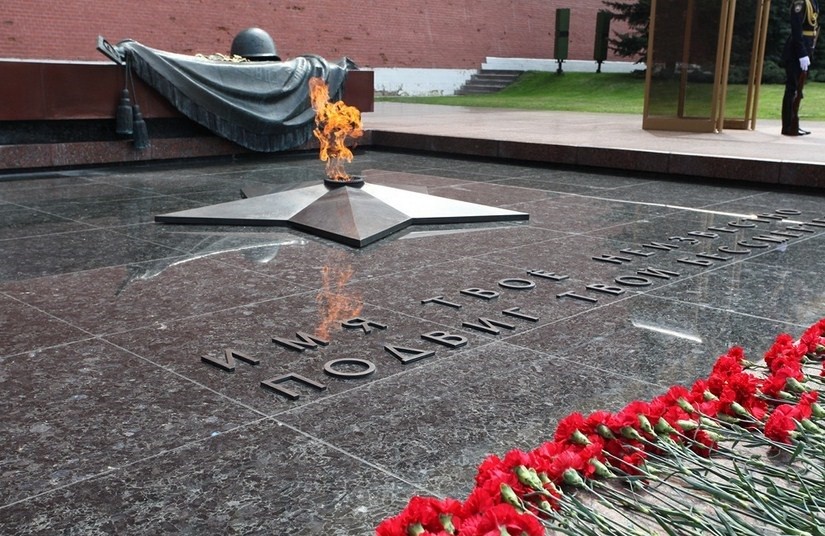 Мемориалу «Могила Неизвестного солдата» исполнилось 50 лет › ПОЛИТИКУС