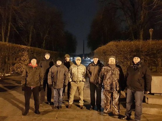 Группа киевлян на охране Парка Славы во время факельных шествий нацистов