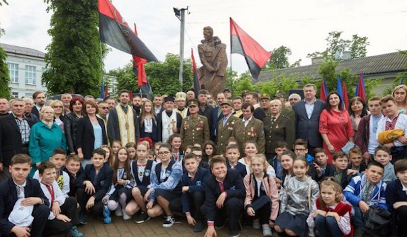 Польша и Израиль возмутились из-за открытия в Ивано-Франковске памятника Шухевичу