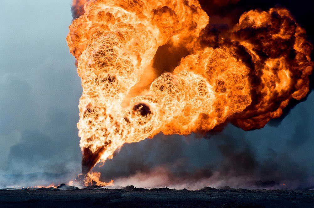 При отступлении из Кувейта иракская армия подожгла нефтяные скважины, 1999 г.