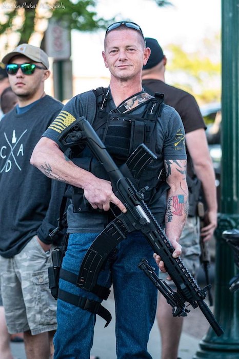 Белые американцы с оружием в руках берут контроль над улицами