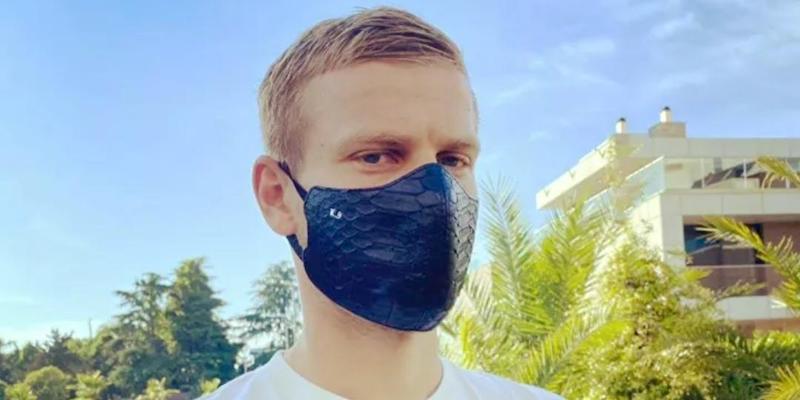 Кокорин выложил фото в маске из крокодиловой кожи за 30 тысяч рублей