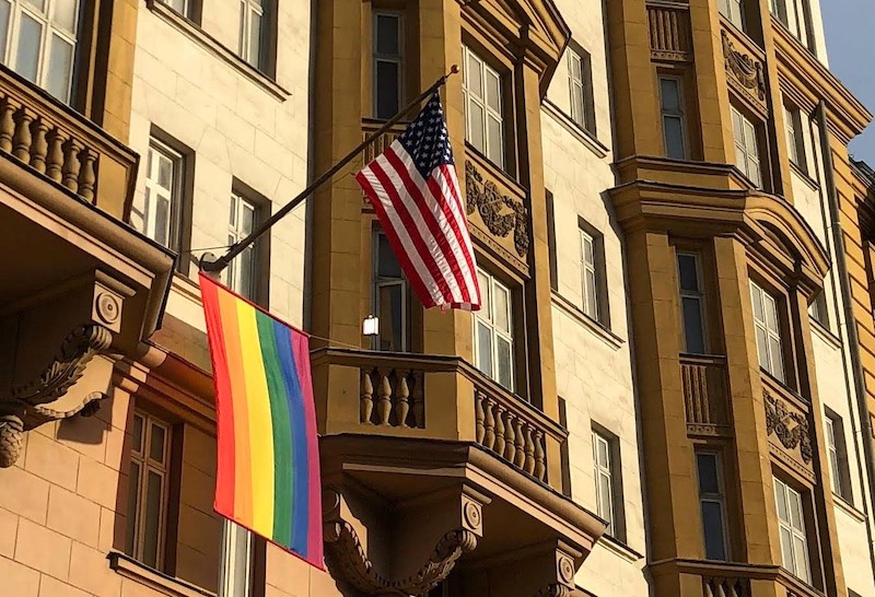 На здании посольства США в Москве вывесили флаг ЛГБТ