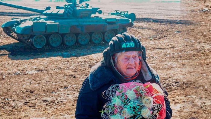 99-летняя ветеран Великой Отечественной войны освоила вождение танка «Т-72»