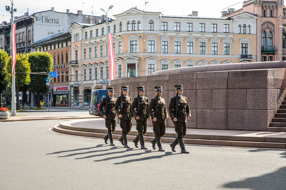Военное ополчение в Латвии сможет применять оружие в мирное время