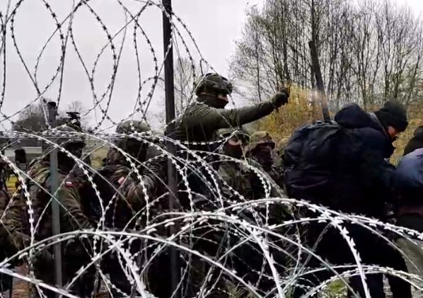 Хаос с афганскими беженцами на белорусско-польской границе
