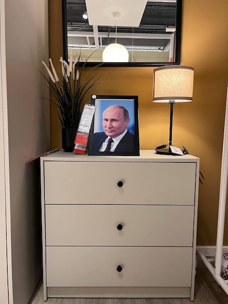 В Хорватии в местном магазине IKEA во все рамки для фотографий установили портреты Владимира Путина
